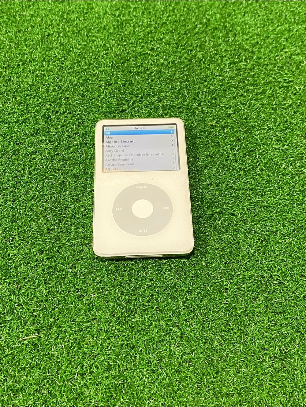 Apple iPod Classic 5th Gen with Video - A1136 White 30GB
(Ago 026)